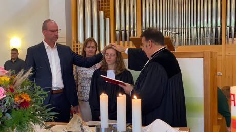 Amtseinführung von Rains neuer Pfarrerin Nicole Bereswil. Mit im Bild: Dekan Frank Wagner (rechts) und Vertrauensmann Jochen Andreae (links).