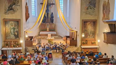 Über 150 Zuhörerinnen und Zuhörer waren in die Katholischen Pfarrkirche St. Wolfgang in Meitingen gekommen, um der Serenade des Gitarrenensembles unter der Leitung von Erika Bier zu lauschen.