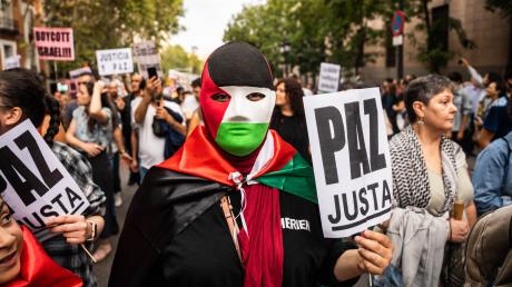 Zehntausende Menschen haben in Spanien für eine Waffenruhe zwischen Israel und der radikalen Palästinenserorganisation Hamas demonstriert.