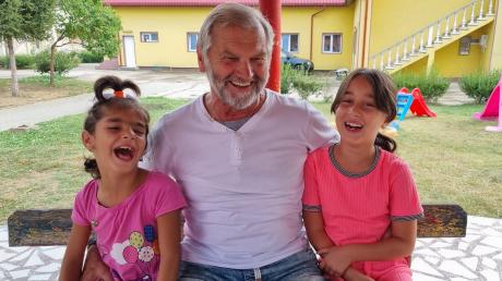Ein Herz für die notleidenden Kinder in Rumänien hat Matthäus „Hias“ Unsin, hier mit zwei Mädchen, die mit ihrer Mutter im ehemaligen Kinderheim Zagujeni leben. 