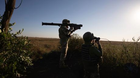 Die Ukraine wehrt seit mehr als 20 Monaten eine groß angelegte russische Invasion ab. Auch am Donnerstag verzeichnete der ukrainische Generalstab zahlreiche Bodengefechte entlang der fast 1000 Kilometer langen Front im Osten und Süden des Landes.