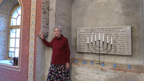 Das Mauerwerk in der ehemaligen Synagoge Hainsfarth zeigt heute noch Spuren der Beschädigung, als der Thora-Schrein 1938 herausgerissen wurde. Siegried Atzmon, die Vorsitzende des Freundeskreises der Synagoge Hainsfarth, weist darauf hin.