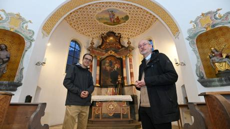 Der Historiker Felix Löcherer (links) und der katholische Diedorfer Pfarrer Andreas Theurer wissen viel über die Kapelle St. Leonhard in Diedorf.