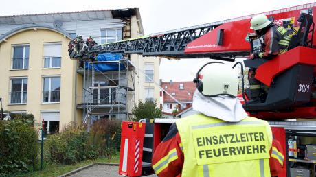 Auch die Drehleiter der Landsberger Feuerwehr war zu einem Brand in der Eresinger Hauptstraße angerückt, im Vordergrund Einsatzleiter Matthias Reiter von der örtlichen Feuerwehr.