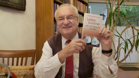 Pfarrer im Ruhestand Hermann Wohlgschaft stellt sein neues Buch „Liebeskummer oder sich kümmern in Liebe“ bei einer Lesung in Kaufering vor.