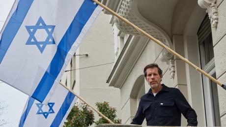 Daniel Melcer hat selber zwei Israel-Flaggen gehisst, die Tag und Nacht vor seiner Werbeagentur hängen. Er sagt: "Offensichtlich war die beste Idee der Stadt, nur eine Fahne aufzuhängen - und die nur stundenweise."