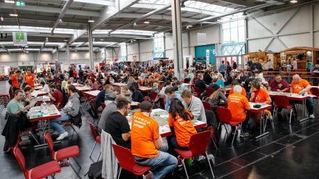 Zum ersten Mal findet die Messe "Spielwiesn" an diesem Wochenende in Augsburg statt. Dort können die Besucher unter anderem 4000 verschiedene Spiele ausprobieren.