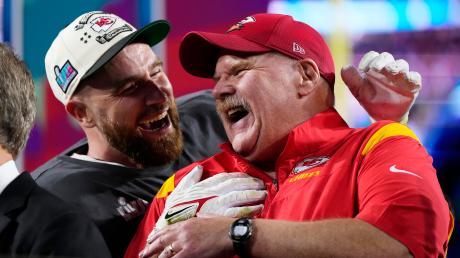 Andy Reid (rechts), Trainer der Kansas City Chiefs, freut sich in Deutschland auf Schnitzel und Bratwurst. Am Sonntag spielt sein NFL-Team in Frankfurt gegen die Miami Dolphins.