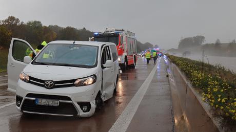 Auf der A8 zwischen Günzburg und Burgau kam es am Sonntagnachmittag zum Zusammenprall.  Mindestens eine Person ist dabei verletzt worden.