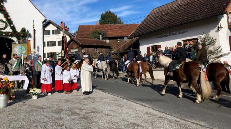 Beim dreimaligen Umritt um die Wengener St. Leonhardskapelle wurden die Reiter mit ihren Pferden von Pfarrer Josef Kirchensteiner mit Kreuz, Weihwasser und Weihrauch gesegnet.
