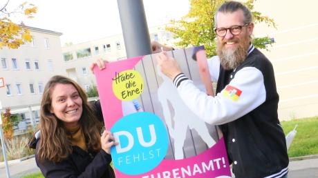 KJR-Bildungs- und Kulturreferentin Lena-Maria Frank und KJR-Vorsitzender Josef Falch ziehen das erste von 500 Plakaten im Landkreis auf