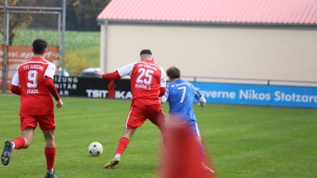Im Spitzenspiel der A-Klasse Augsburg Ost setzte sich der TSV Aindling II (rote Trikots) gegen den BC Rinnenthal II durch.