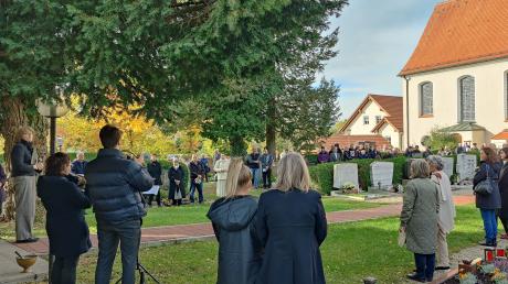Die Gräbersegnung am Allerheiligen-Nachmittag nahm auf dem alten Geltendorfer Friedhof Heidi Huber (links) vor, die Wortgottesfeier-Beauftragte ist.