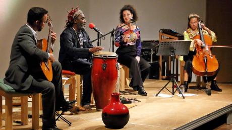 Konzert im Eukitea
Das Njamy Sitson Quartett entführte im Diedorfer Eukitea in afrikanische Klanggefilde.

