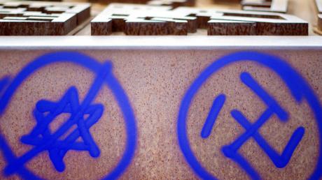 Antisemitismus im Alltag: ein Hakenkreuz und ein durchgestrichener Davidstern sind an einer Gedenkstätte am Nordbahnhof in Berlin zu sehen.