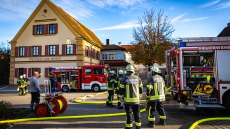 Rund 100 Feuerwehrleute waren am Samstagmorgen in Megesheim im Einsatz.
