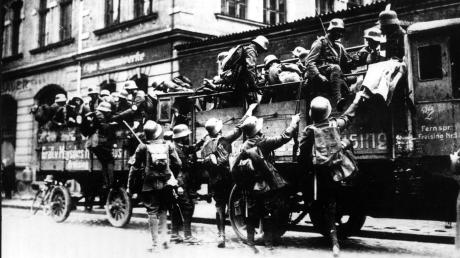 SA-Truppen aus dem Umland kommen am Bürgerbräukeller in München während des sogenannten Hitlerputsches an. Von dort aus wollen sie das ganze Land erobern.