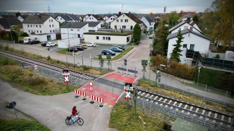 Der inzwischen geschlossene Bahnübergang an der      St.-Wolfang-Straße in Gerlenhofen bewegt die Menschen im Ort weiter.