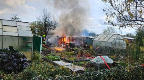 Einsatzkräfte der Feuerwehr Kaufering löschten den Brand in der Kleingartenanlage.