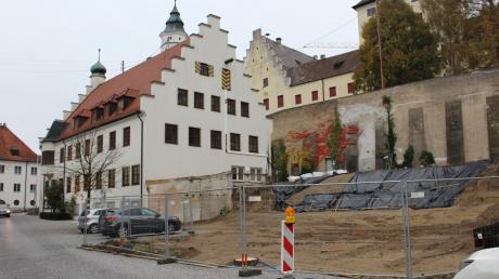 Das Babenhauser Rathaus soll einen modernen Anbau bekommen. Das Gelände muss jedoch erst stabilisiert werden.