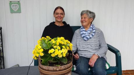 Anneliese Plepla, 86, und Anita Vogel, 38, leben seit einem Jahr in Ichenhausen in einer Wohngemeinschaft. Sie genießen es beide, wenn sie zusammensitzen und ein Schwätzchen halten können.