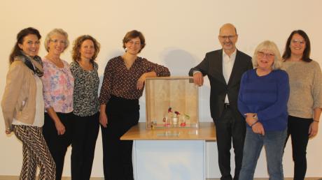 Museumsleiterin Johanna Haug (Vierte von links) und ihr Team freuten sich über den Besuch des Mathematikum-Erfinders Professor Albrecht Beutelspacher.