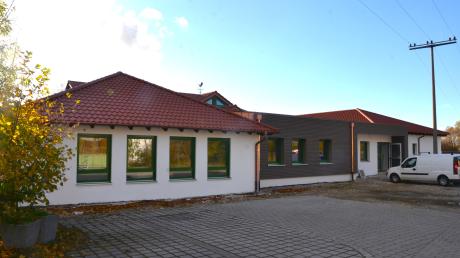 Der Anbau des Kindergartens Storchennest soll im Februar eingeweiht werden. Dadurch werden Tagesstätte und Krippe größer und moderner. Das kostet die Gemeinde Unterroth aber auch viel Geld.