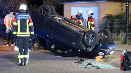 Auf dem Dach landete dieser dreirädrige Fiat bei einem Unfall am Mittwochabend am Kreisverkehr zur Theodor-Heuss-Straße in Aichach.
