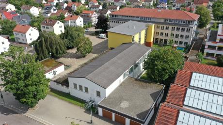 Die Friedrich-Jahn-Halle in Ichenhausen am Schulgelände wird neu gebaut. Die Stadt fürchtet, dass sich die berechneten Kosten von 18 Millionen Euro bis Ende noch erhöhen könnten.