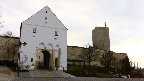 Historischer Torbau auf dem Burgberg in Vohburg an der Donau in Oberbayern.
