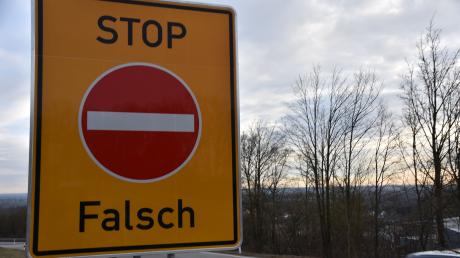 Ein aus dem Donau-Ries-Kreis stammender Geisterfahrer hat auf der B2 nahe Stettenhofen einen tödlichen Unfall verursacht.