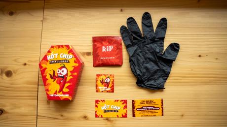 Sieht harmlos aus, kann aber brandgefährlich sein: Der "Hot Chip" wurde in einer lustig gestalteten Verpackung in Sargform angeboten, samt schwarzem Einmal-Handschuh. Doch damit ist es jetzt vorbei.