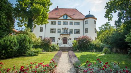 Das Reimlinger Schloss beherbergt seit 1997 unter anderem die Gemeindeverwaltung der Gemeinde Reimlingen mit Amtszimmer, Sitzungssaal und Trauungszimmer.