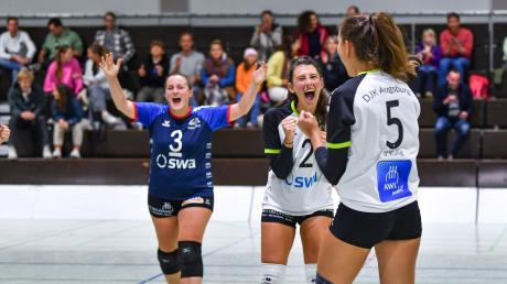 Gegen Lohhof II wollen die Volleyballerinnen der DJK Augsburg-Hochzoll Lynn Drigalski, Theresa Müller und Vanessa Kulig (v. l.) am Samstag den nächsten Heimsieg einfahren. 
