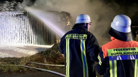 Eine landwirtschaftliche Maschinenhalle brannte am Ortseingang von Hafenhofen am späten Donnerstagabend lichterloh. Zahlreiche Landkreisfeuerwehren waren mit mehr als 100 Einsatzkräften am Ort.