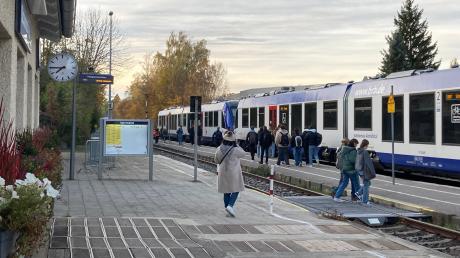 Weil auf der Ammerseebahn streckenweise langsam gefahren werden muss, verspätet sich auch jeden Morgen der Zug aus Richtung Schondorf (Bild) zum Ammersee-Gymnasium. Das hält auf der eingleisigen Strecke wiederum den Zug nach St. Ottilien auf.