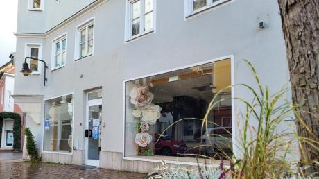 In der Neuburger Rosenstraße können sich Einzelhändler für begrenzte Zeit einen Verkaufsraum anmieten. 