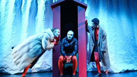 Im Podium des Ulmer Theaters ist aktuell das Stück Michael Kohlhaas zu sehen. Im Bild: Vincent Furrer, Frank Röder und Adele Schlichter.