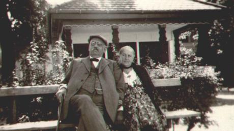 Dr. Georg Heim mit seiner Frau am Teehaus im Schacky-Park in Dießen.