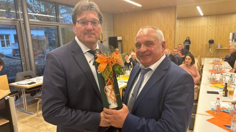FW
FWG-Kreisvorsitzender Wolfgang Schrapp gratulierte Joachim Eisenkolb (links) zur einstimmigen Nominierung als Landratskandidat.

