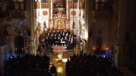 Bei abendlicher Atmosphäre trat der Johannes-Chor in der Wallfahrtskirche Vilgertshofen auf.