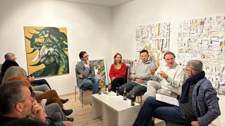 Galerist Paul Kießling (links) im Gespräch mit Vertretern der Gruppe Malso13.