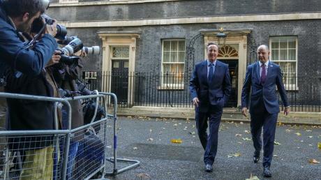 Da staunten nicht wenige Journalisten: Der frühere Premier David Cameron verlässt als neu ernannter britischer Außenminister den Regierungssitz in der Downing Street. 