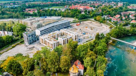 Die Luftaufnahme zeigt den Stand der Bauarbeiten im neuen Stadtviertel „Urbanes Leben am Papierbach“ in Landsberg.