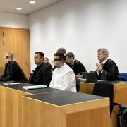 Wegen Morddrohungen und Gewalttaten gegen die eigene Tochter und Schwester standen erneut zwei Männer in Augsburg vor Gericht.