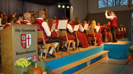 Mit der Polka „Böhmisches Vergnügen“ leitete das große Orchester der Harmoniemusik Maingründel ihr diesjähriges Herbstkonzert in der Gemeindehalle Kutzenhausen ein.