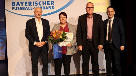 
Besondere Ehrung: Rudi Völler (links) überreichte Marika Mertl den Ehrenamtspreis des BFV.