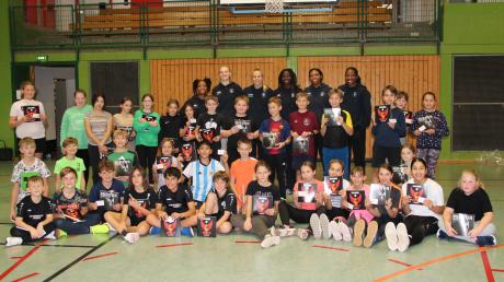 Über 150 Kinder der Oettinger Grund- und Mittelschule trainierten beim Kidscamp mit den Profispielerinnen der Eigner Angels und hatten sichtlich Freude am Basketball.