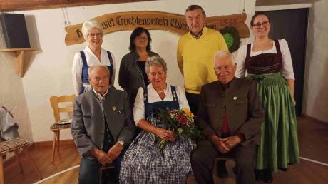 Bei den Ehrungen erhielt Michael Gastl (vorne links) für seine 70 Jahre im Heimat- und Trachtenverein Thierhaupten eine besondere Auszeichnung.