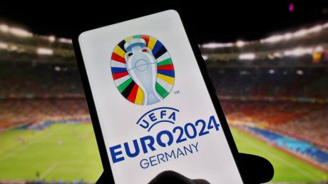 UEFA EURO 2024 ARCHIV - 30.06.2023, Ukraine, ---: Das Logo der UEFA Euro 2024 ist auf einem Smartphone zu sehen. Das Qualifikationsspiel Bulgarien gegen Ungarn könnte abgesagt werden. (zu dpa: «EM-Qualifikationsspiel Bulgarien gegen Ungarn steht vor Absage») Foto: Aleksandr Gusev/Zuma Press/dpa +++ dpa-Bildfunk +++